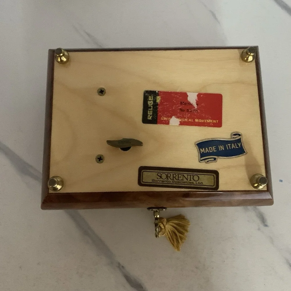 Sorrento Wood Veneer Music Jewelry Box w Key, Reuge Movement Memory